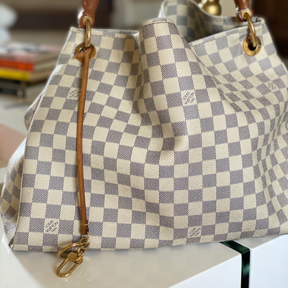 LOUIS VUITTON
Damier Azur Artsy MM